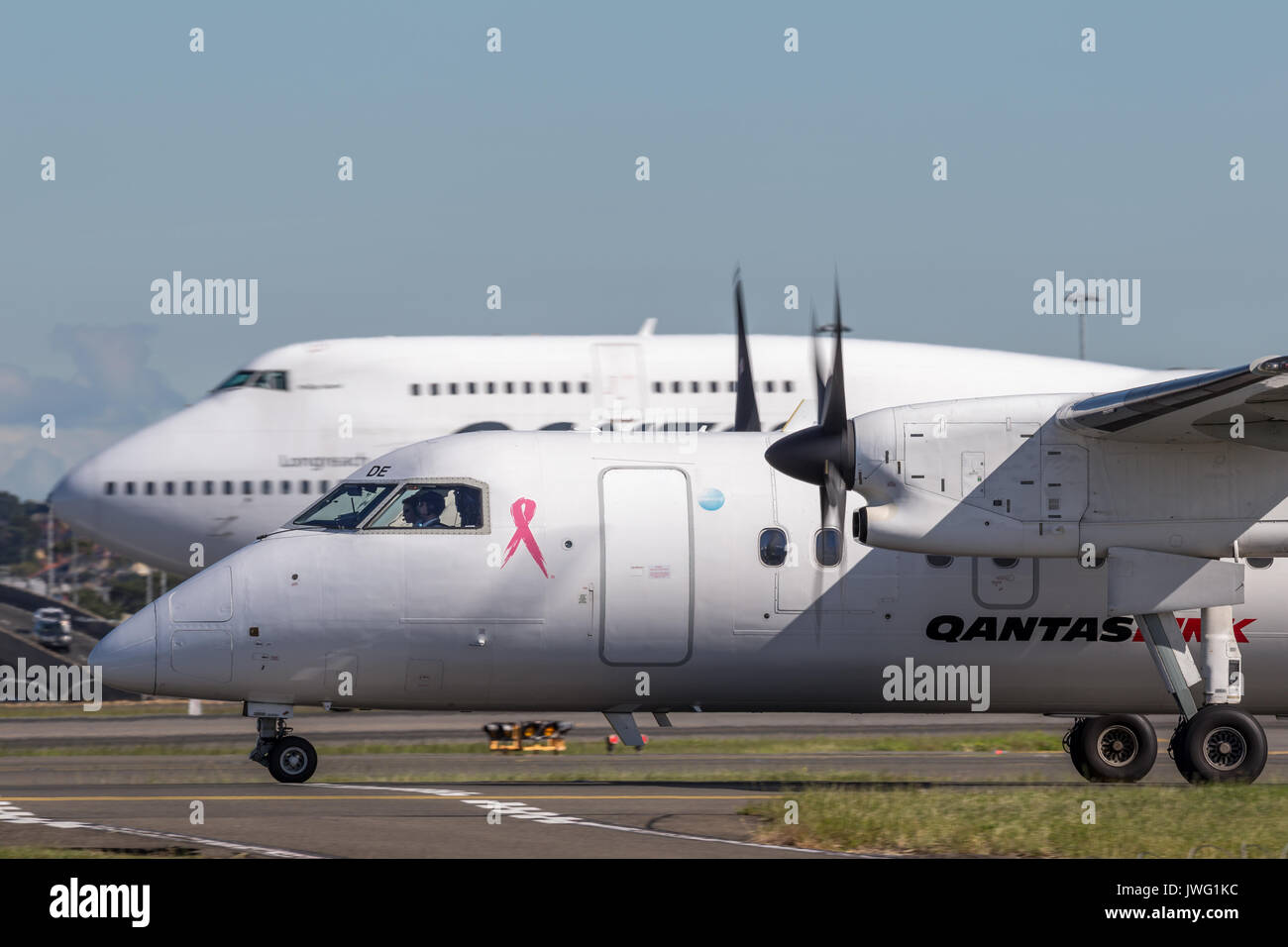 QantasLink Dash Bayerische Flugzeugwerke Bf DHC-8 (8) Twin engined regional Airliner am Flughafen Sydney. Stockfoto