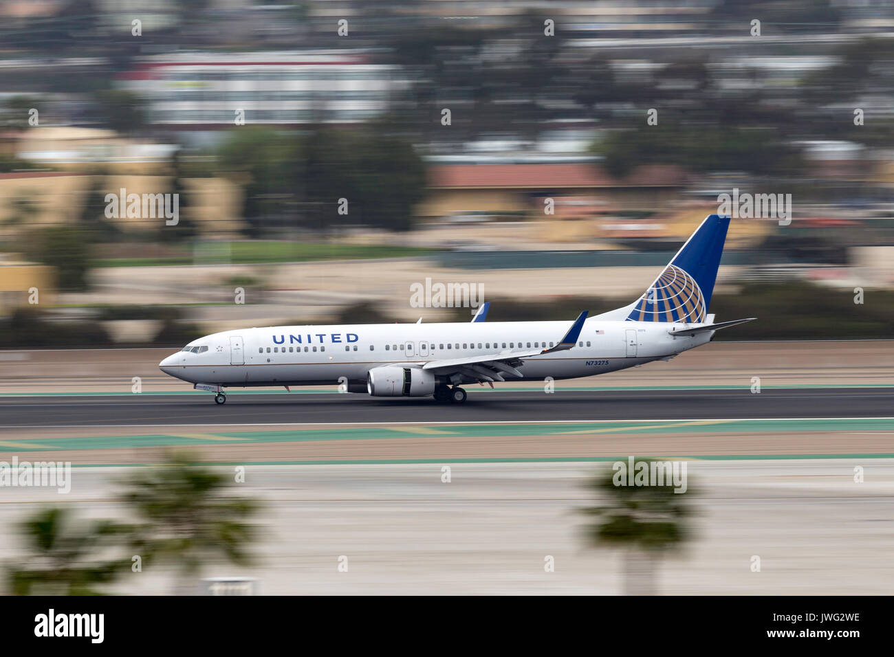 United Airlines Boeing 737-824 N 73275 Ankunft am Internationalen Flughafen von San Diego. Stockfoto