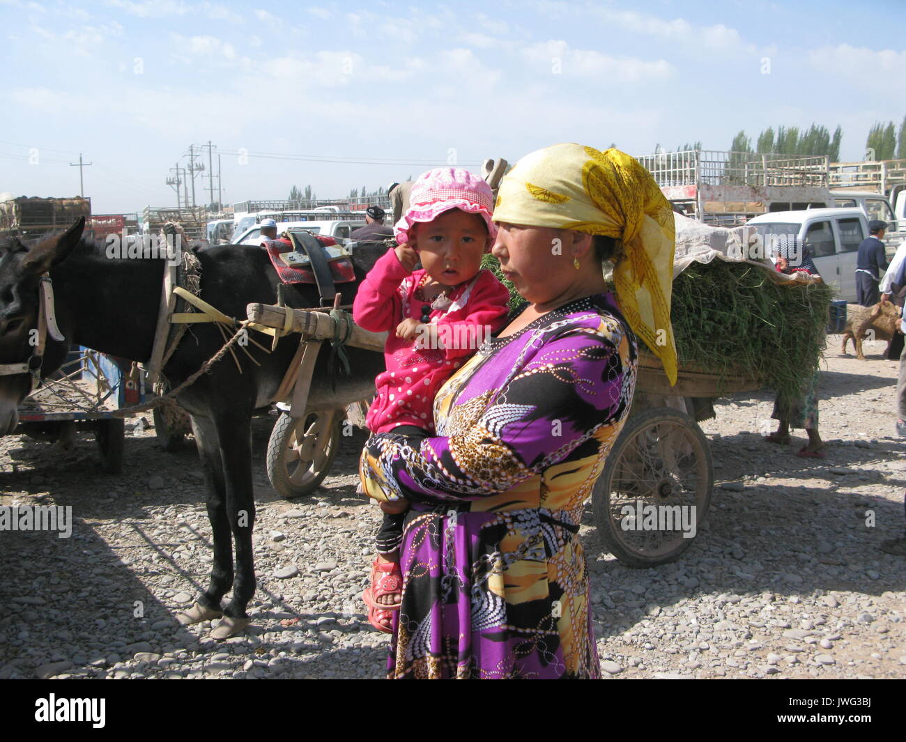 Frau und Kind am Kashgar Sonntag Markt Stockfoto