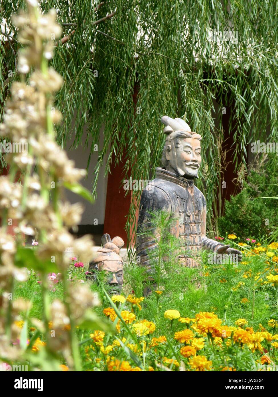 Terracotta Krieger die Hälfte von Blumen an yumenguan Pass versteckt, in der Nähe von Dunhuang Stockfoto
