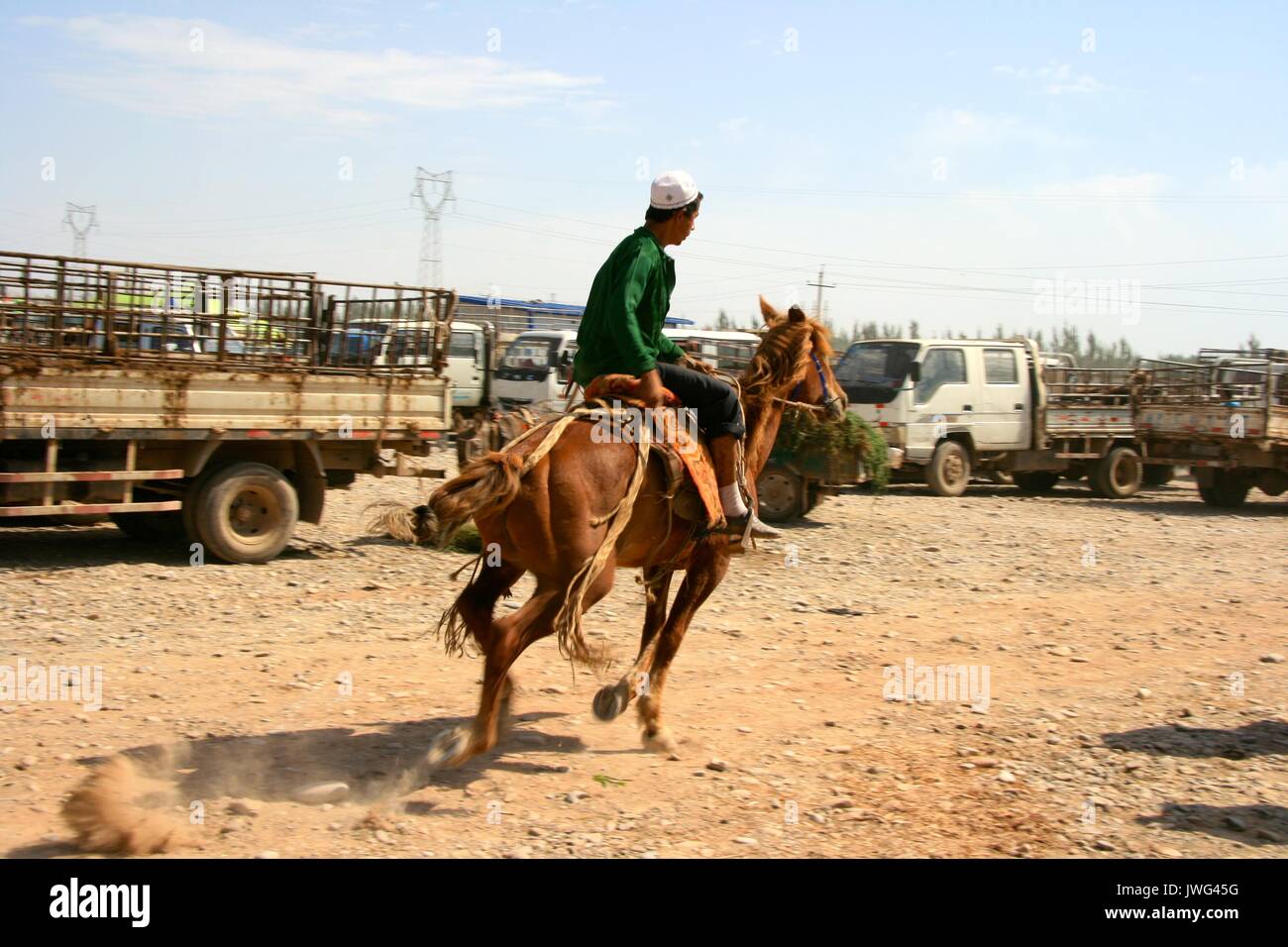 Der Mann, der ein Pferd an der Kashgar Tier Markt, um zu sehen, wenn er will, es zu kaufen Stockfoto