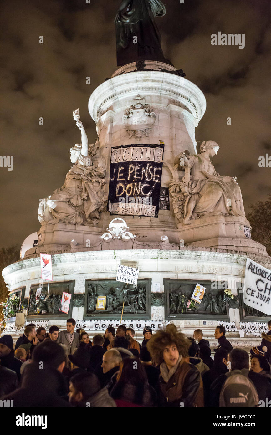 Statue Ort d ela Republique mit einem Schild i thonk, also bin ich, Je Pense Donc Je suis. Hommage an die Opfer von Charlie Hebdo Tötung in Paris der 7. Stockfoto