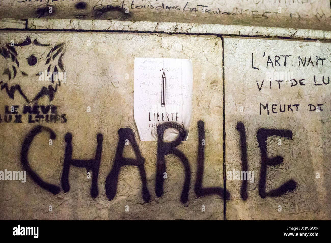 Plakat liberté mit einem Bleistift auf die Statue Place de la Republique und Charlie. Hommage an die Opfer von Charlie Hebdo Tötung in Paris das 7. von Jan Stockfoto