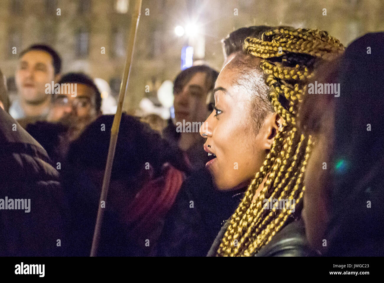 Glücklich erstaunt schwarze Frau mit Zöpfen. Hommage an die Opfer von Charlie Hebdo Tötung in Paris der 7. Januar 2015. Stockfoto