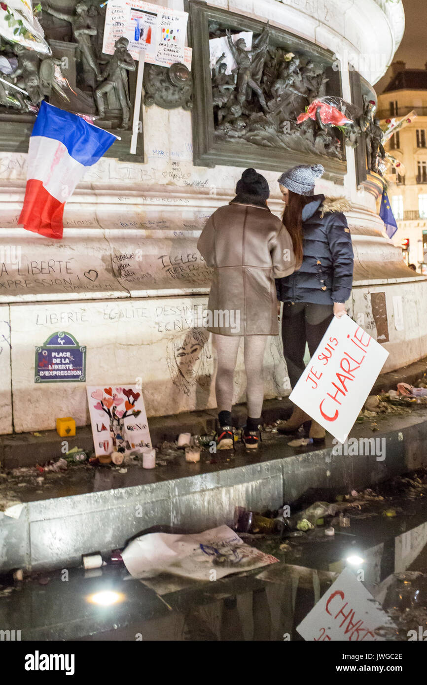 2 Frauen, die eine je suis Charlie Zeichen vor der Statue des Place d ela Republique. Hommage an die Opfer von Charlie Hebdo Tötung in Paris der 7. Stockfoto