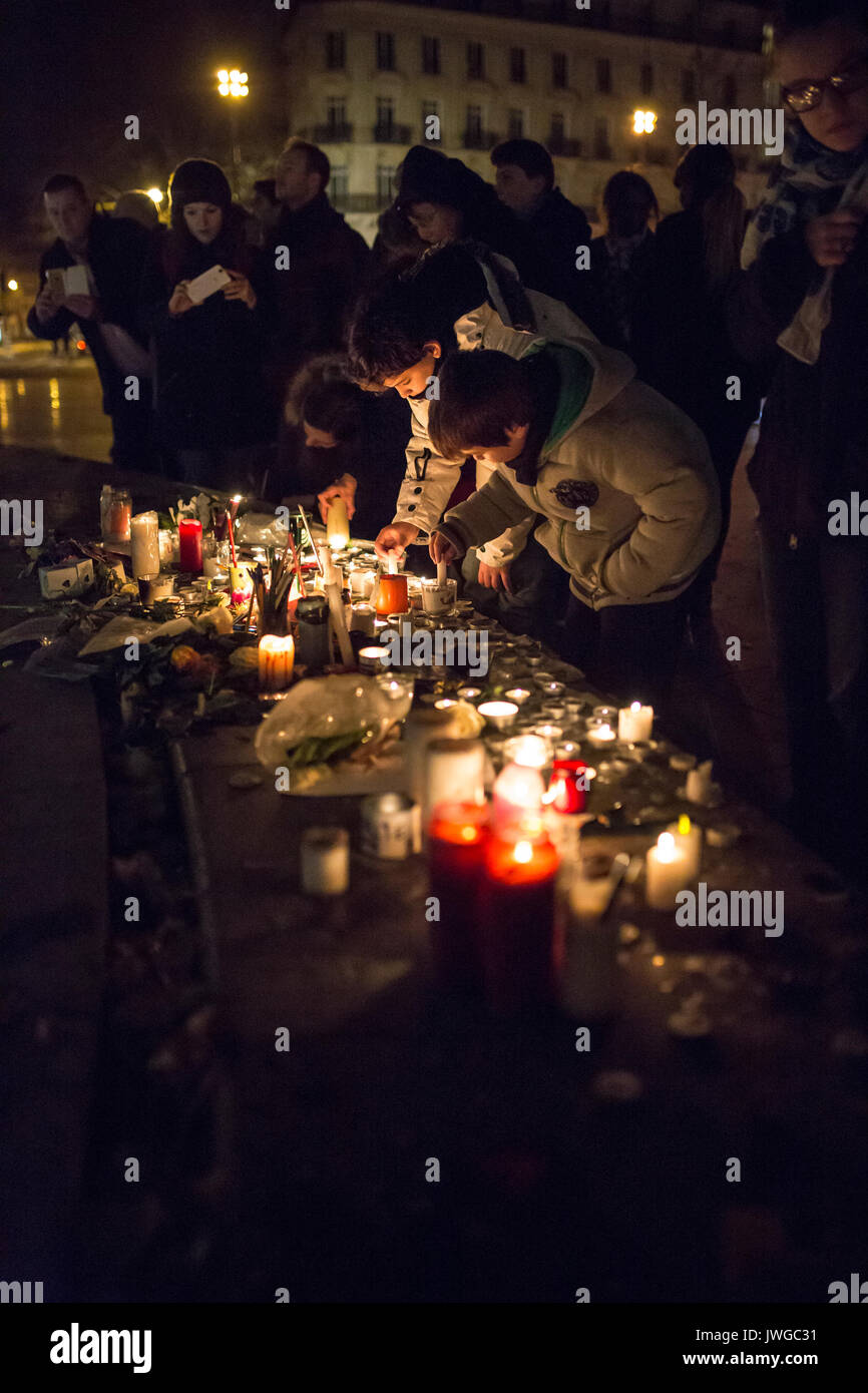 2 Kinder eine Kerze anzünden. Hommage an die Opfer von Charlie Hebdo Tötung in Paris der 7. Januar 2015 Stockfoto