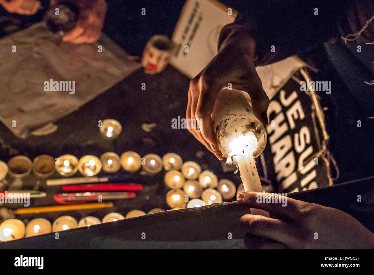 Licht einer Kerze, Zeichen je suis Charlie verwischt. Hommage an die Opfer von Charlie Hebdo Tötung in Paris der 7. Januar 2015. Stockfoto