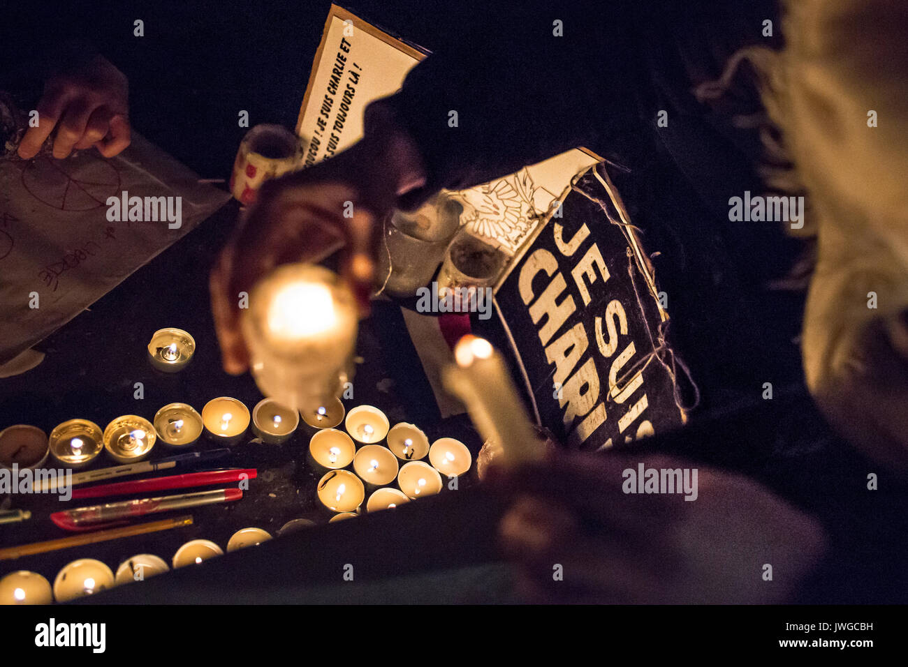 Verschwommenes Licht einer Kerze, Zeichen je suis Charlie heraus stehen. Hommage an die Opfer von Charlie Hebdo Tötung in Paris der 7. Januar 2015. Stockfoto