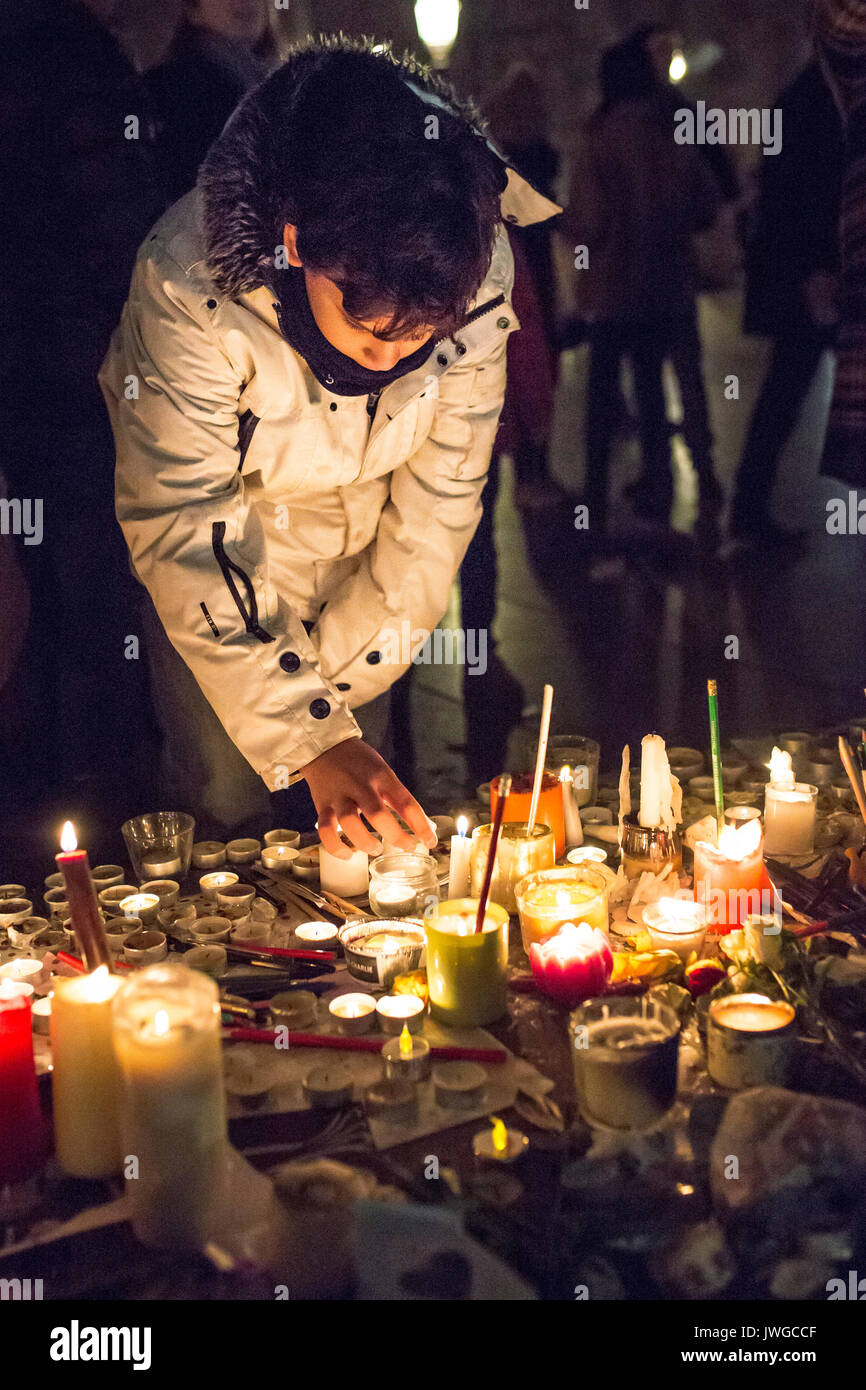 Kinder und Kerzen. Hommage an die Opfer von Charlie Hebdo Tötung in Paris der 7. Januar 2015. Stockfoto