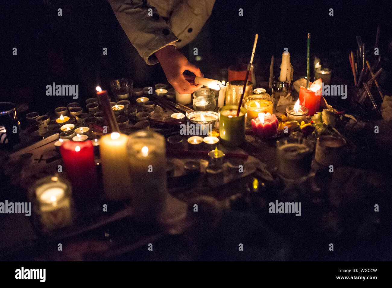 Eine Kerze anzünden. Hommage an die Opfer von Charlie Hebdo Tötung in Paris der 7. Januar 2015. Stockfoto