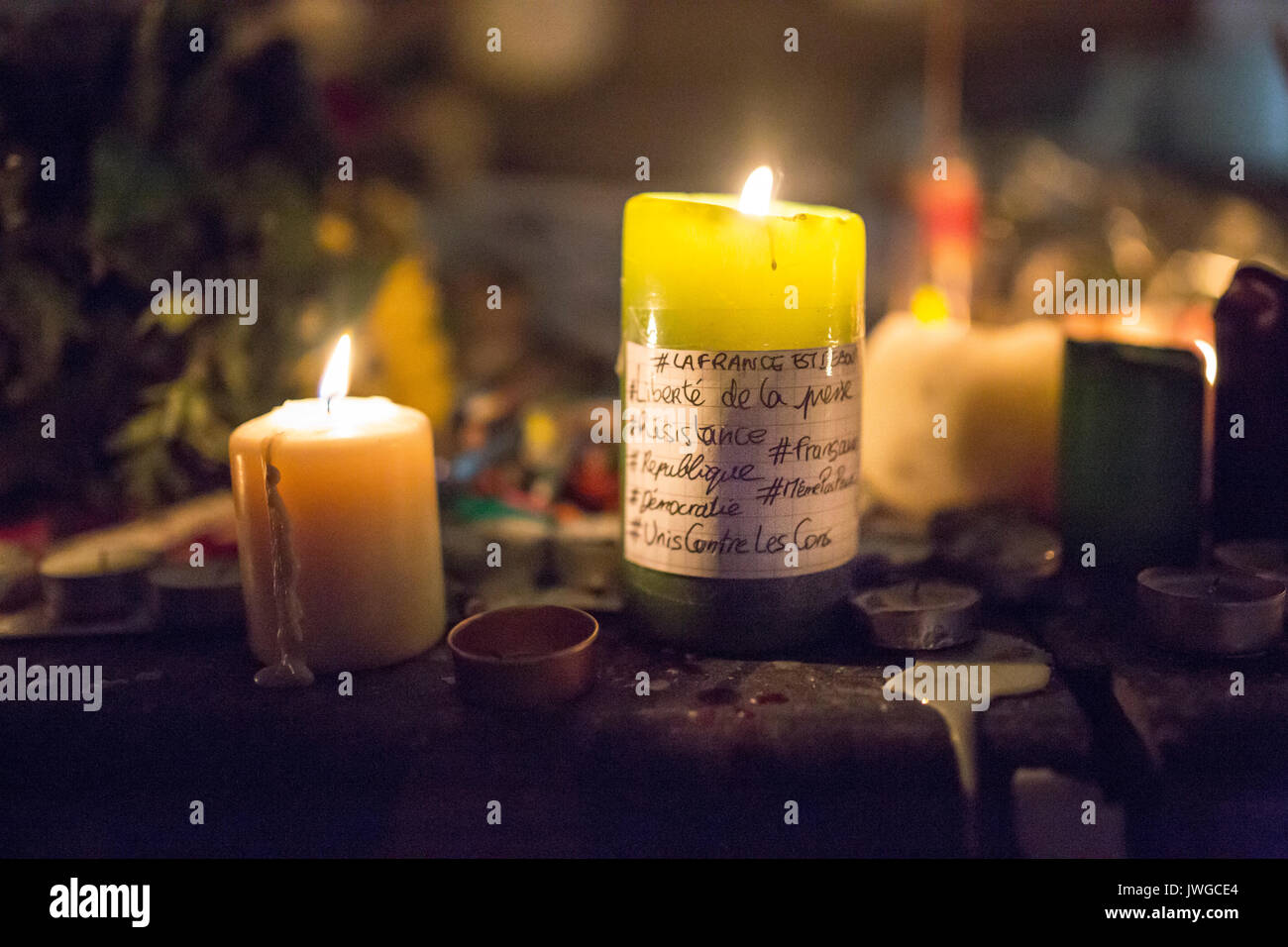 Kerze mit einem Hinweis, la FRance est debout, Frankreich steht. Hommage an die Opfer von Charlie Hebdo Tötung in Paris der 7. Januar 2015. Stockfoto