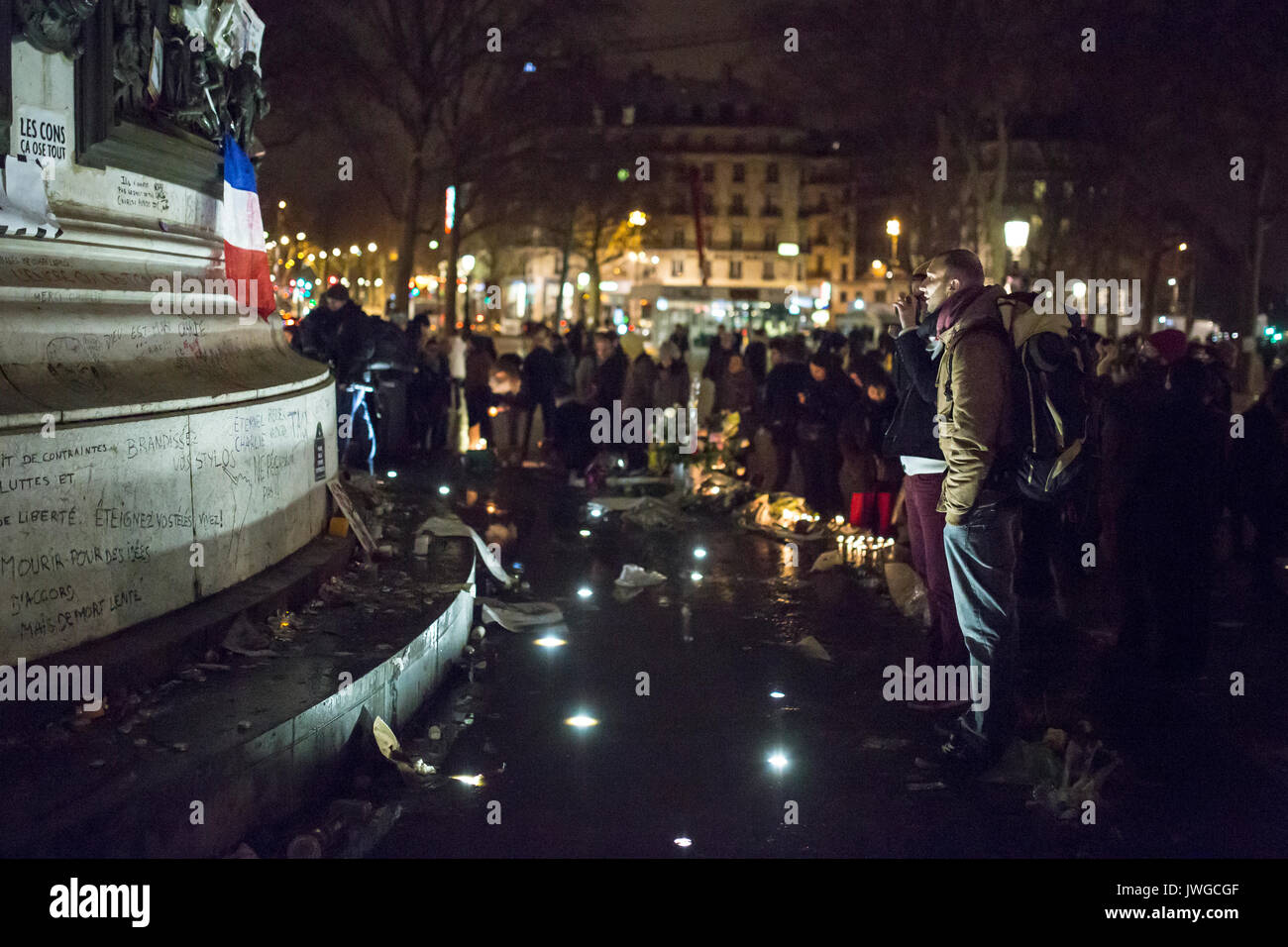 Ein Mann, der an der französischen Flagge auf der Republik suchen. Hommage an die Opfer von Charlie Hebdo Tötung in Paris der 7. Januar 2015. Stockfoto