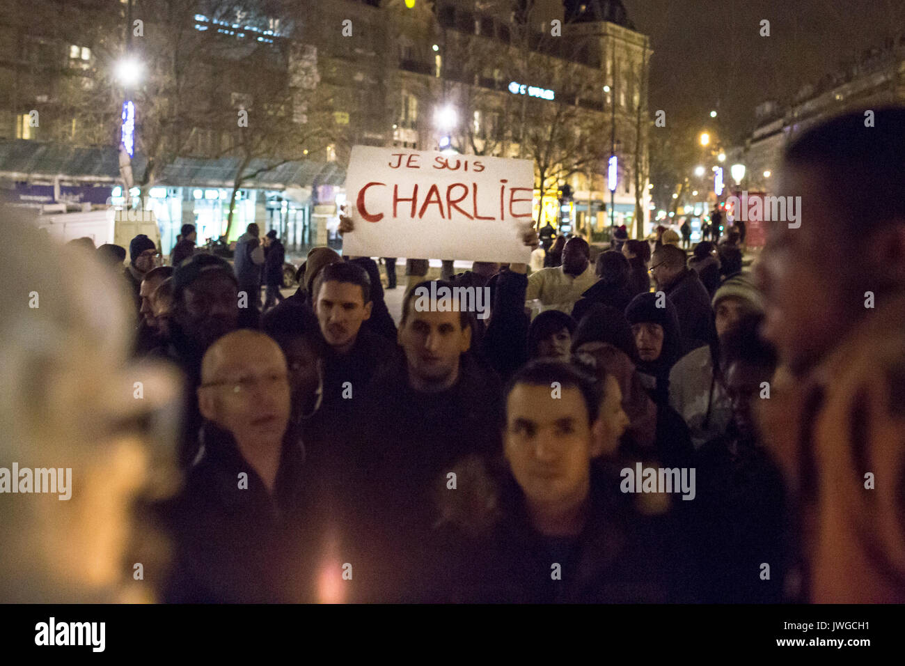 Zeichen je suis Charlie Ständigen aus der Masse heraus. Hommage an die Opfer von Charlie Hebdo Tötung in Paris der 7. Januar 2015. Stockfoto