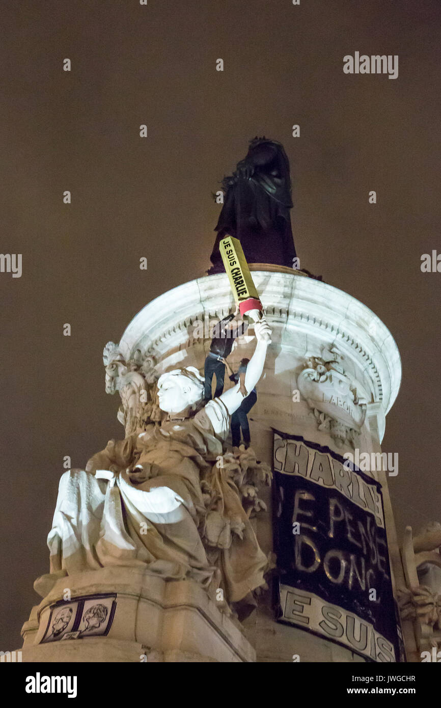 Ein Mann hing ein riesiges Bleistift auf die Statue Place de la Republique. Hommage an die Opfer von Charlie Hebdo Tötung in Paris der 7. Januar 2015. Stockfoto