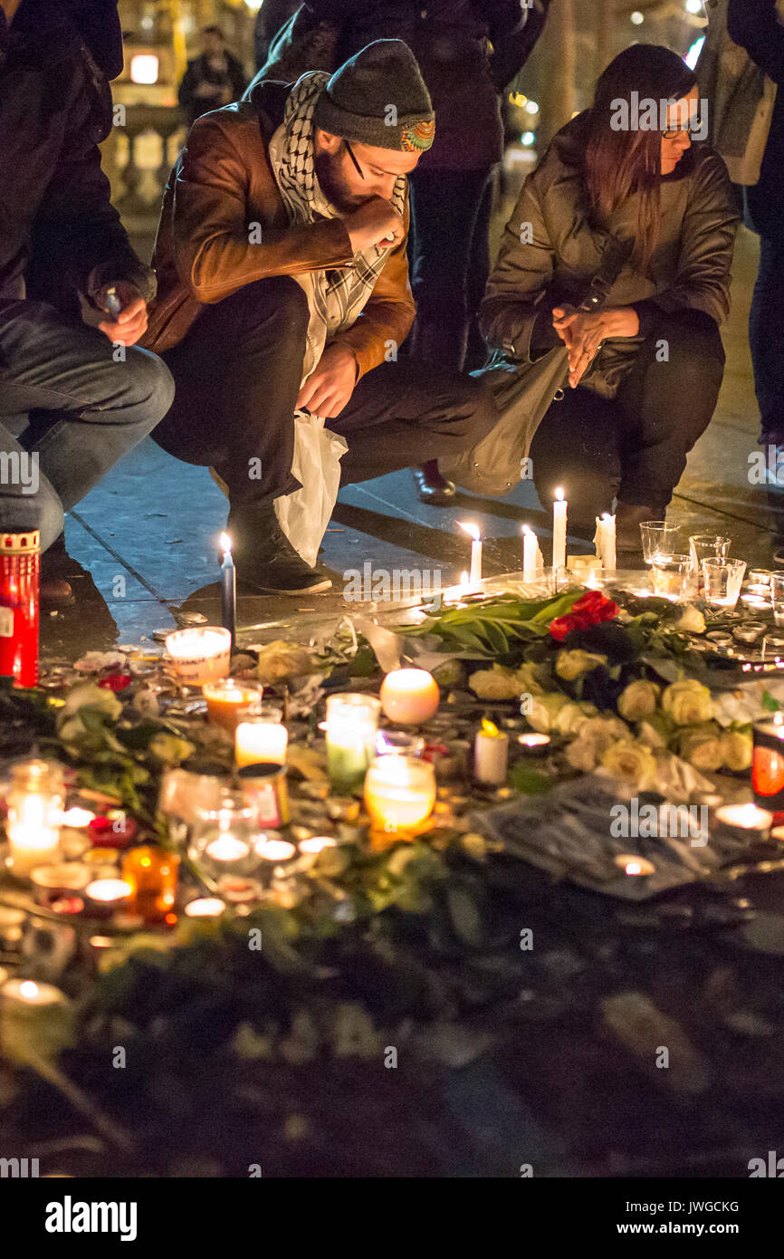 Ein Mann Trauer. Hommage an die Opfer von Charlie Hebdo Tötung in Paris der 7. Januar 2015. Stockfoto