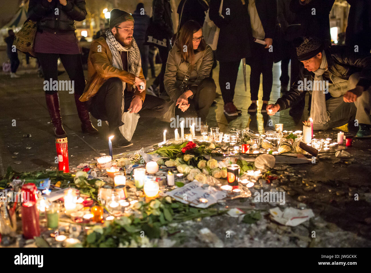 Menschen trauern. Hommage an die Opfer von Charlie Hebdo Tötung in Paris der 7. Januar 2015. Stockfoto