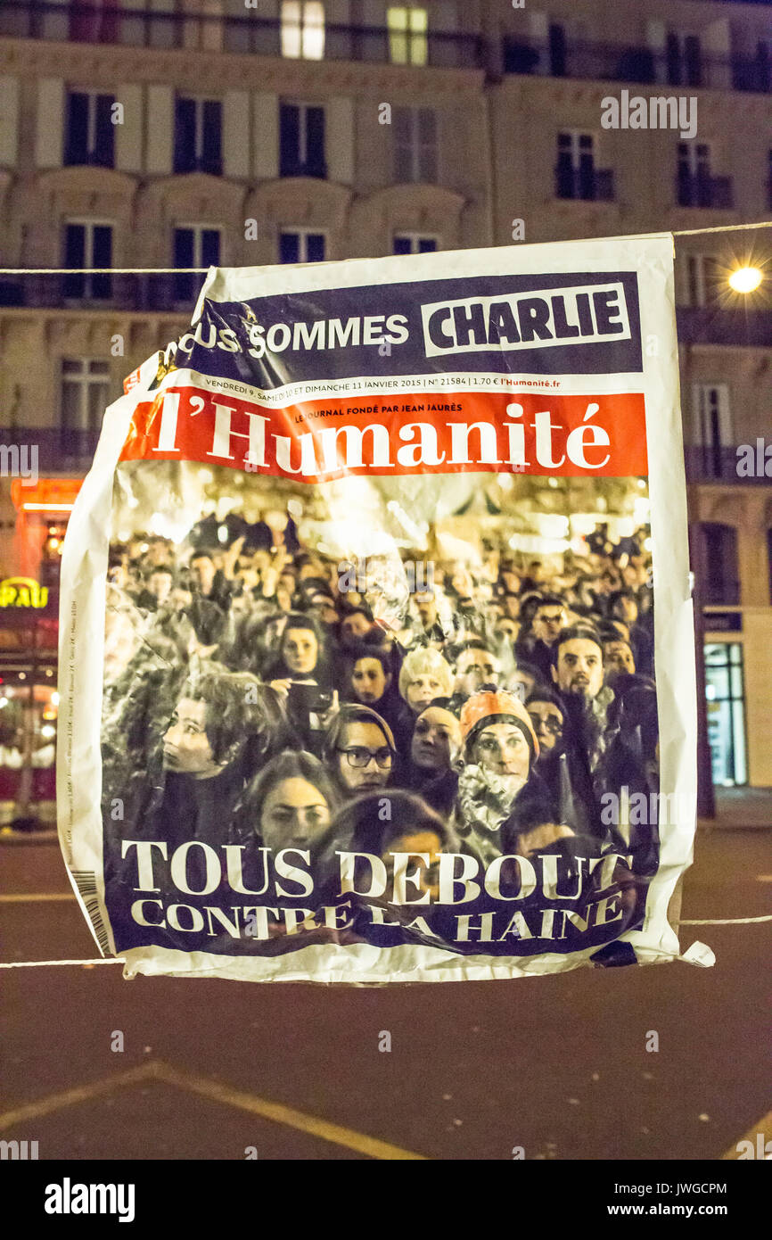 Zeitung Humanité frontpage und Schlagzeilen in der Straße aufgehängt. Hommage an die Opfer von Charlie Hebdo Tötung in Paris der 7. Januar 2015. Stockfoto