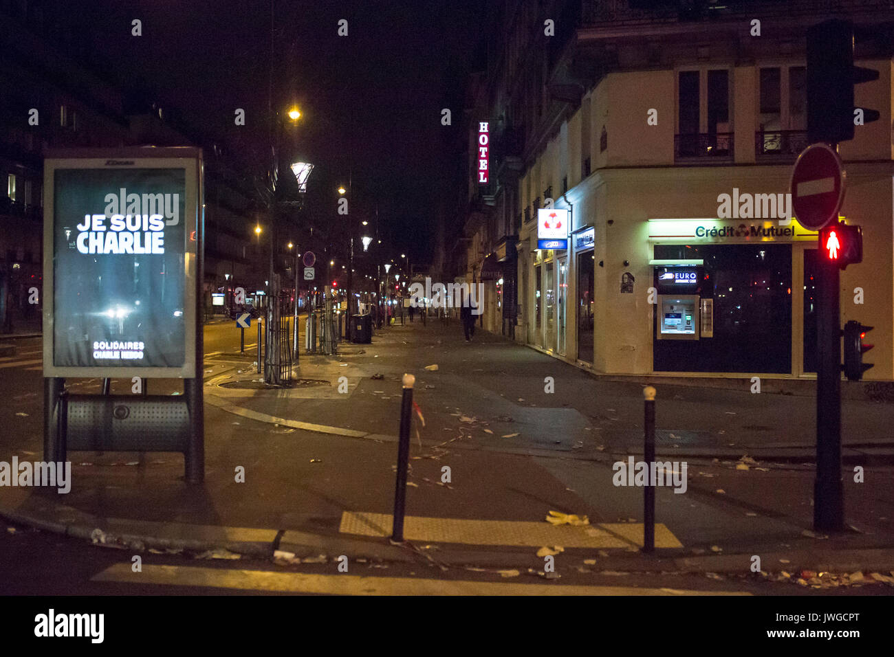 Je suis Charlie Billboard mit einem roten Fußgänger-Ampel auf dem Boulevard. Hommage an die Opfer von Charlie Hebdo Tötung in Paris der 7. Janu Stockfoto