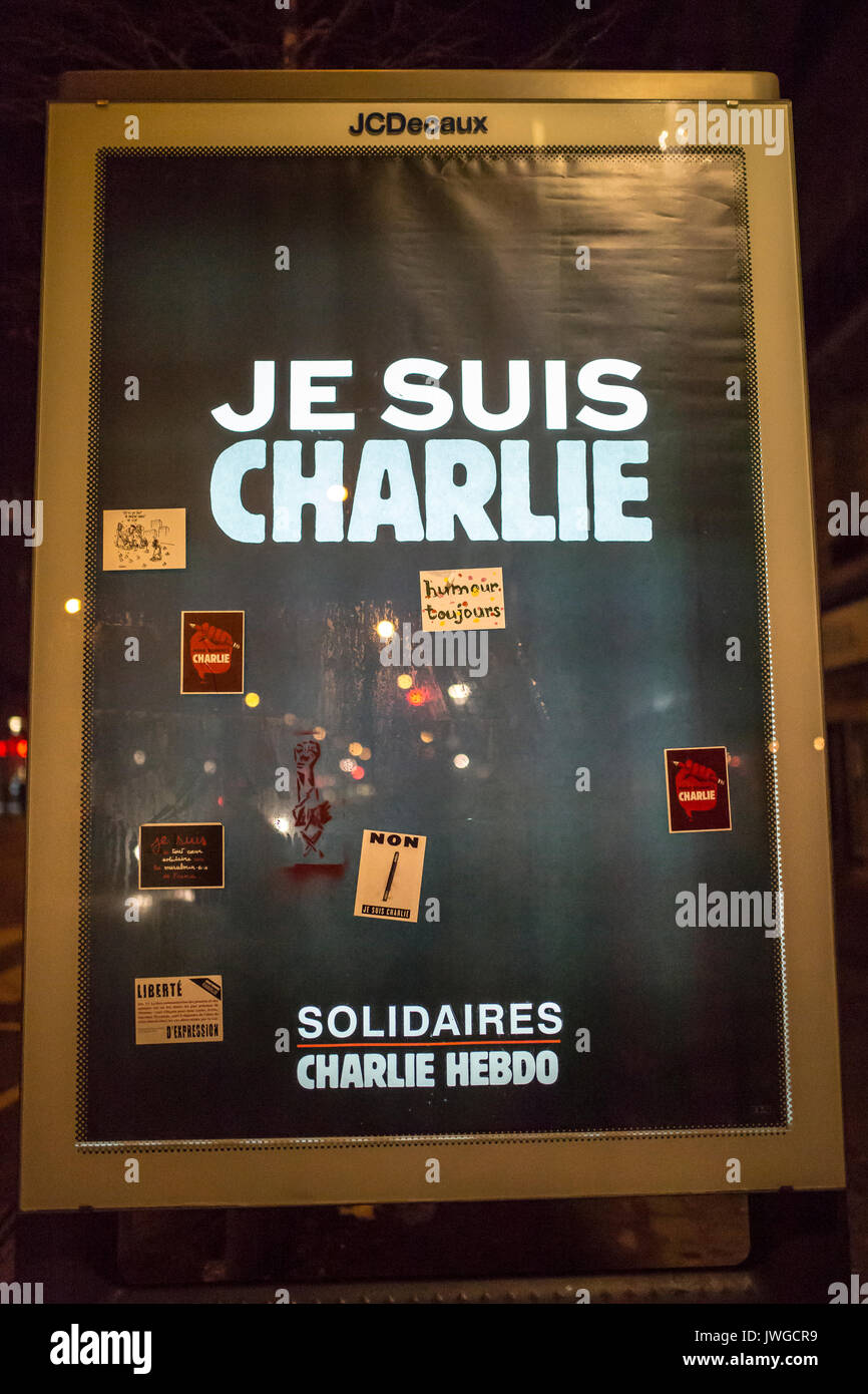 Je suis Charlie Billboards in der Nacht scheint. Hommage an die Opfer von Charlie Hebdo Tötung in Paris der 7. Januar 2015. Stockfoto