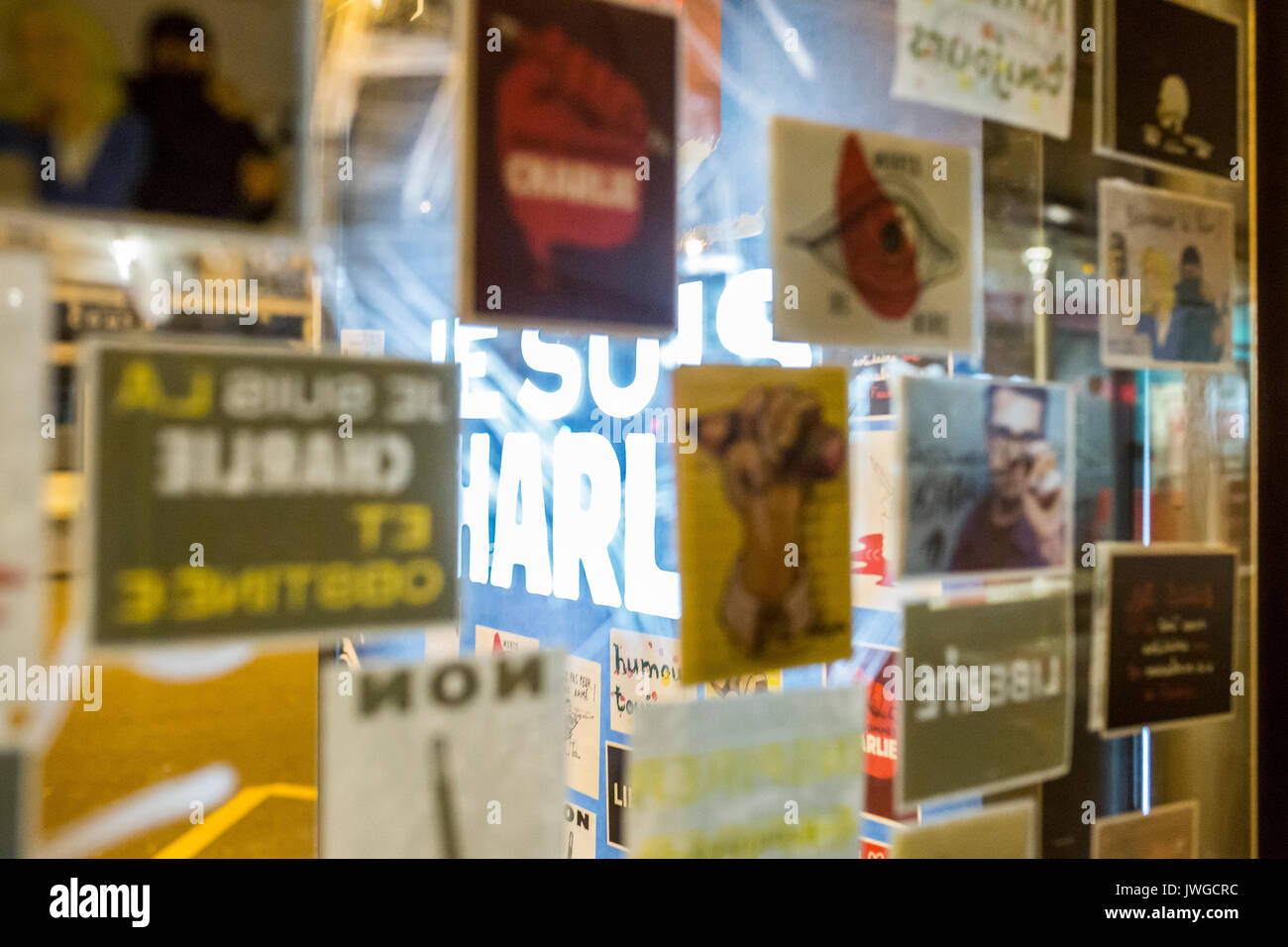 Je suis Charlie auf einer Anschlagtafel eine Bushaltestelle durch Transparenz. Hommage an die Opfer von Charlie Hebdo Tötung in Paris der 7. Januar 2015. Stockfoto