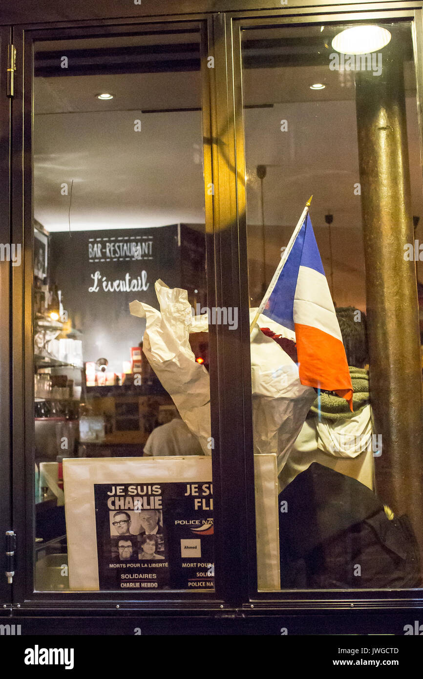 Vordere Fenster eines Restaurants mit je suis Charlie Banner und die französische Flagge. Hommage und Solidarität mit den Opfern von Charlie Hebdo Tötung in Paris der 7. Stockfoto
