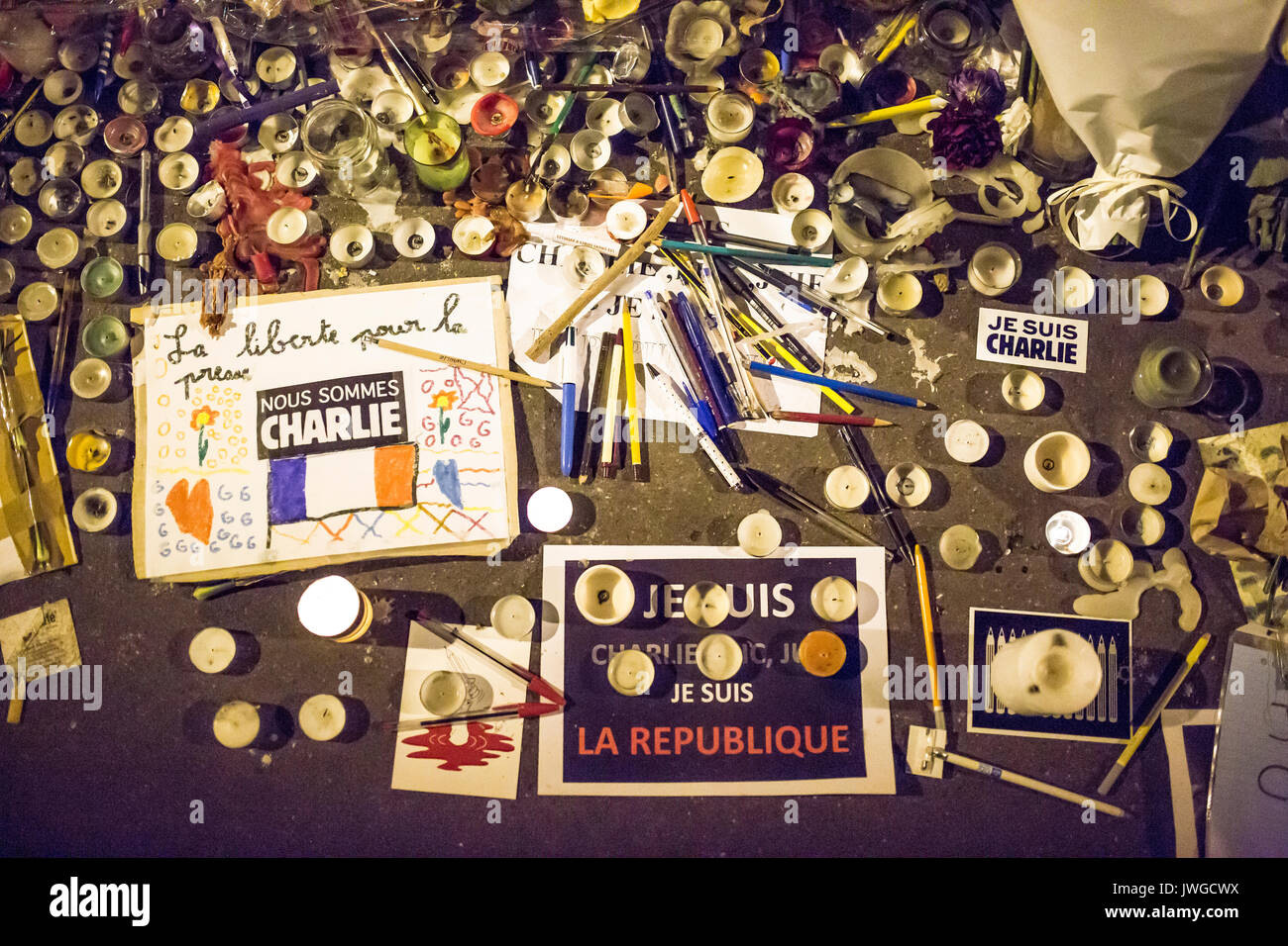 Zeichnungen, Kugelschreiber, Bleistifte, Kerzen, Slogans, spred auf der Straße und dem Bürgersteig. Hommage an die Opfer von Charlie Hebdo Tötung in Paris der 7. Janu Stockfoto