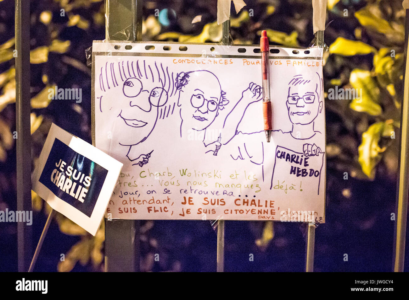 Beileid Wolinski Charb, Cabu, und alle anderen, die mit Portraits, roten Stift, Zeichnung und ein je suis Charlie unterzeichnen. Condoleances. Hommage an der victi Stockfoto