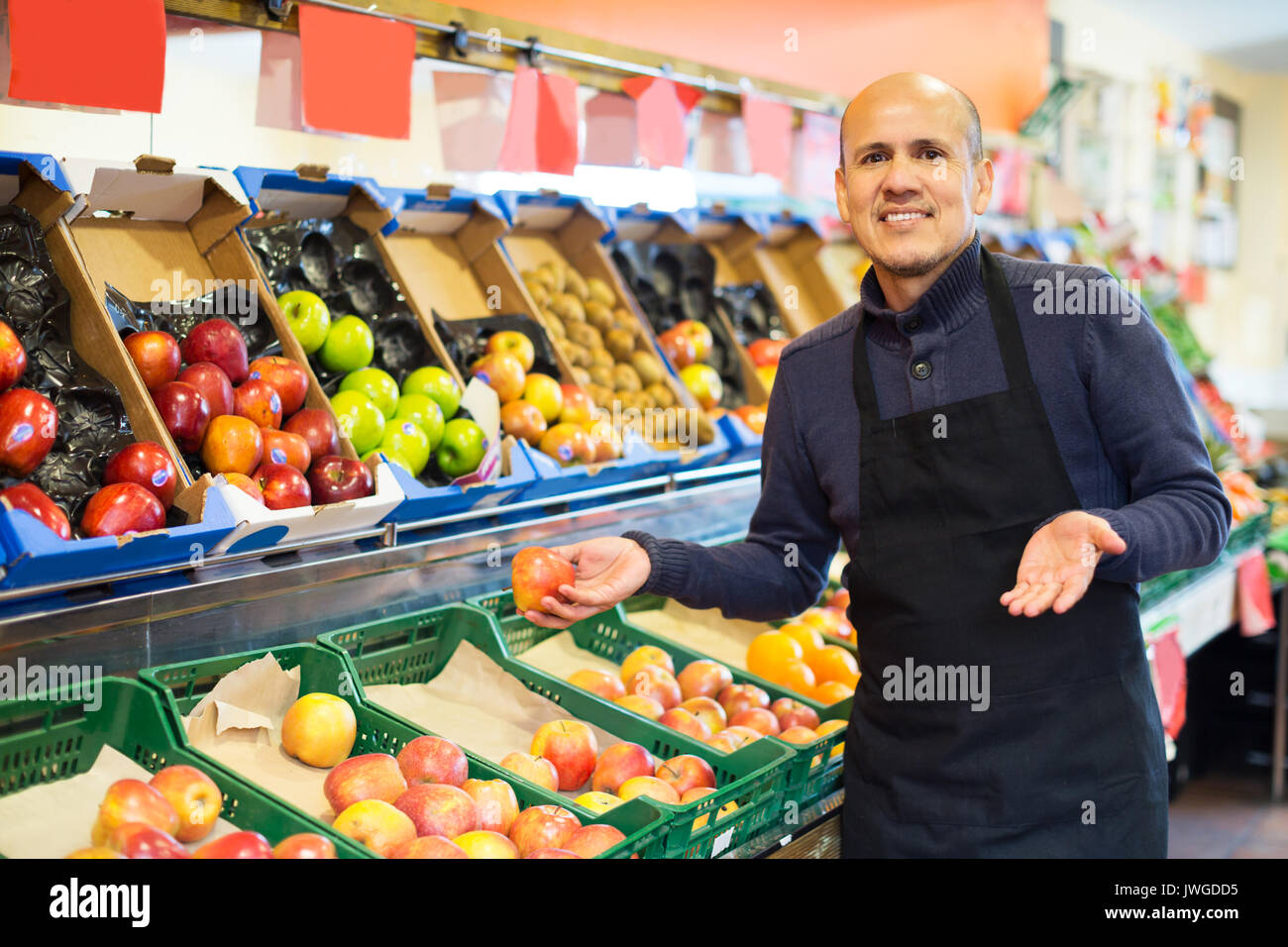 Charmante Reife Verkaufer In Obst Im Supermarkt Arbeiten Stockfotografie Alamy