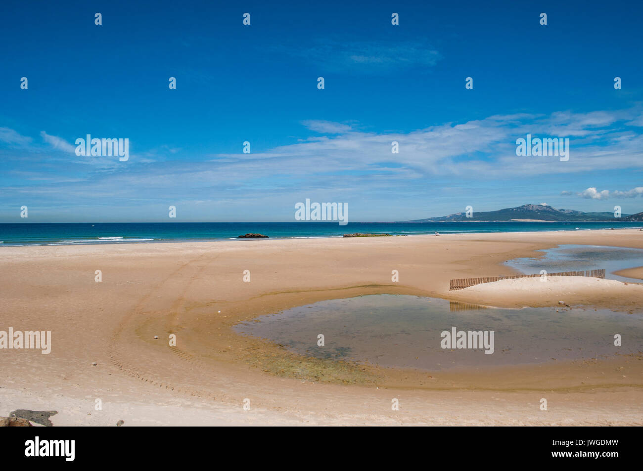 Spanien: Blick auf die Playa de Los Lances, der größte Strand von Tarifa, Stadt auf der südlichsten Küste mit Blick auf die Meerenge von Gibraltar und Marokko. Stockfoto