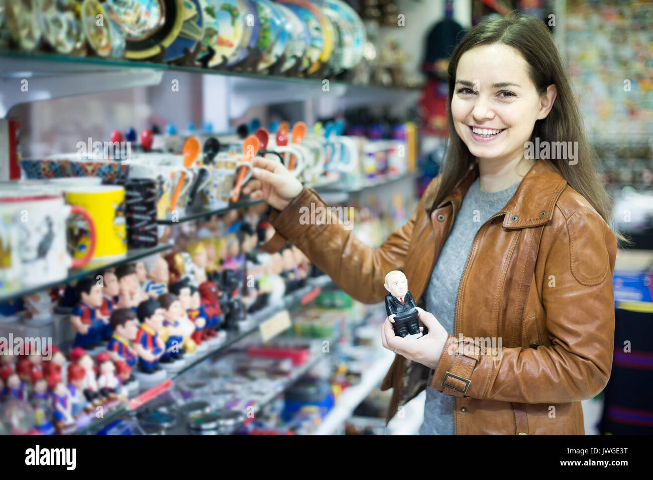 Lächelnd weibliche Kunden kaufen für Speicher im Souvenirshop Stockfoto