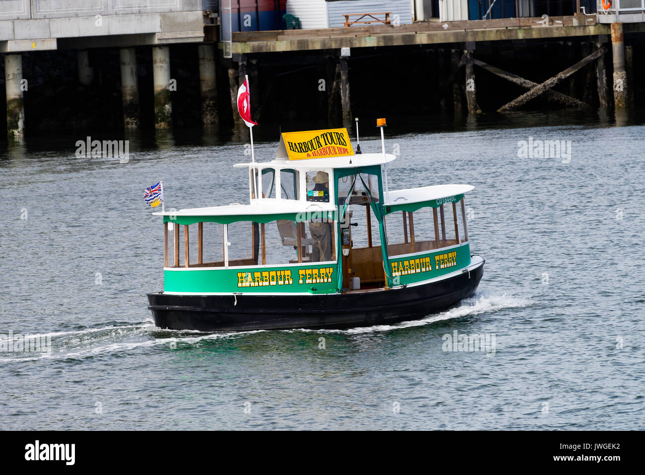 Die Kleine aufrechte Harbour Fähre kreuzen in den Inneren Hafen in Victoria, Vancouver Island, British Columbia Kanada Stockfoto