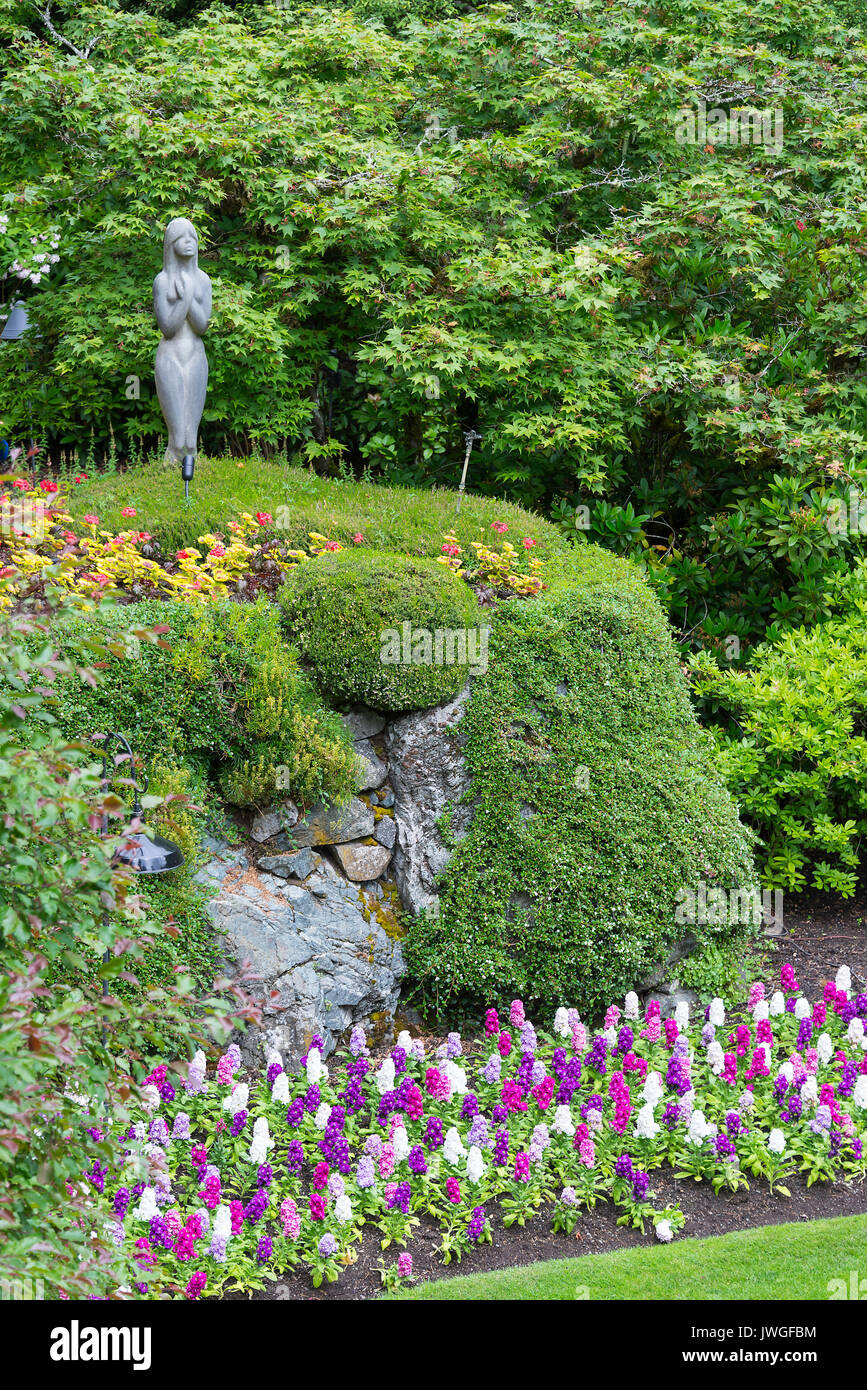 Die schönen Wanne Garten mit einem bunten Anzeige von Bettwäsche aus Pflanzen, Sträucher Felsen und Bäume an den Butchart Gardens Victoria BC Kanada Stockfoto
