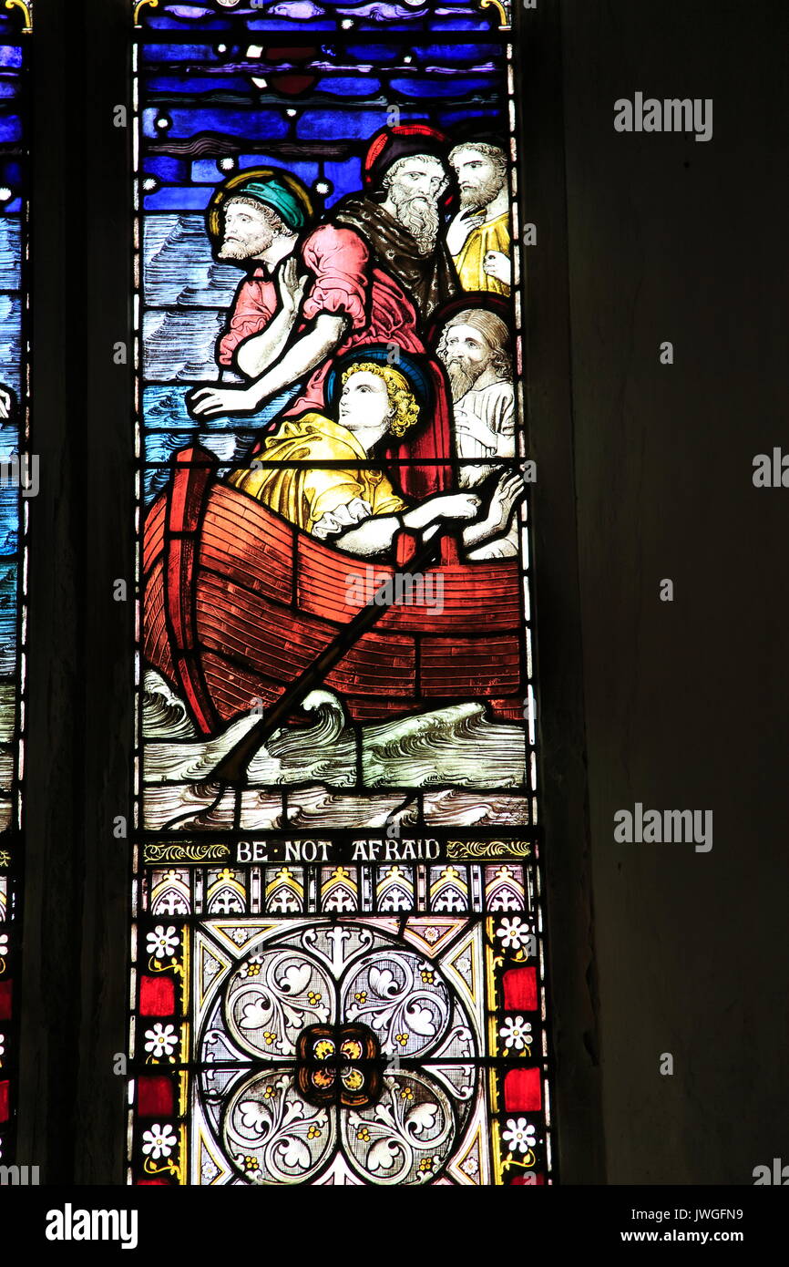 Jesus Christus Wunder laufen auf dem Wasser Glasfenster, Kirche des Heiligen Petrus, Chillesford, Suffolk, England, Großbritannien Stockfoto