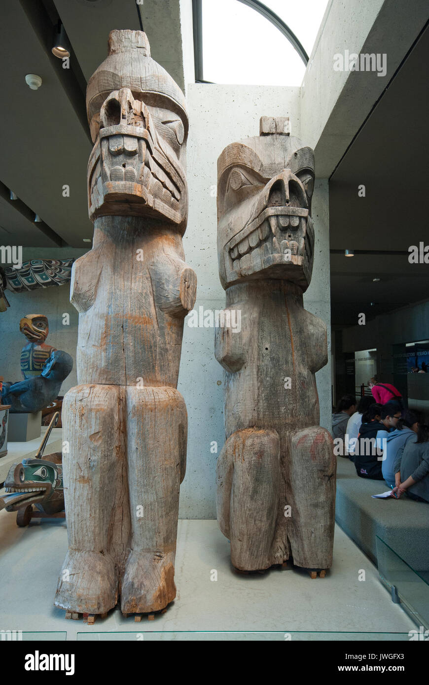 Grizzly Bär Skulpturen von Kwakwaka'wakw artist Awalaskanis, Museum für Anthropologie, Vancouver, British Columbia, Kanada geschnitzt Stockfoto