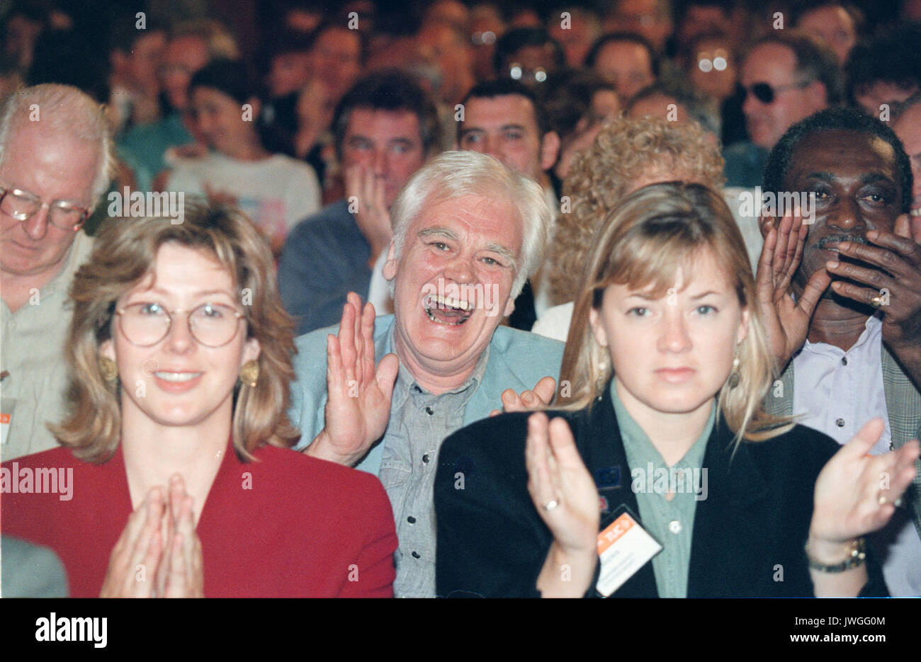 CONNORS BRIGHTON Cherie Blair's Vater TONY BOOTH, Eigenkapital (Schauspieler). Er ist natürlich GIT spielte "Bis dass der Tod uns scheidet. Dargestellt an der TUC-Konferenz in Brighton. Stockfoto