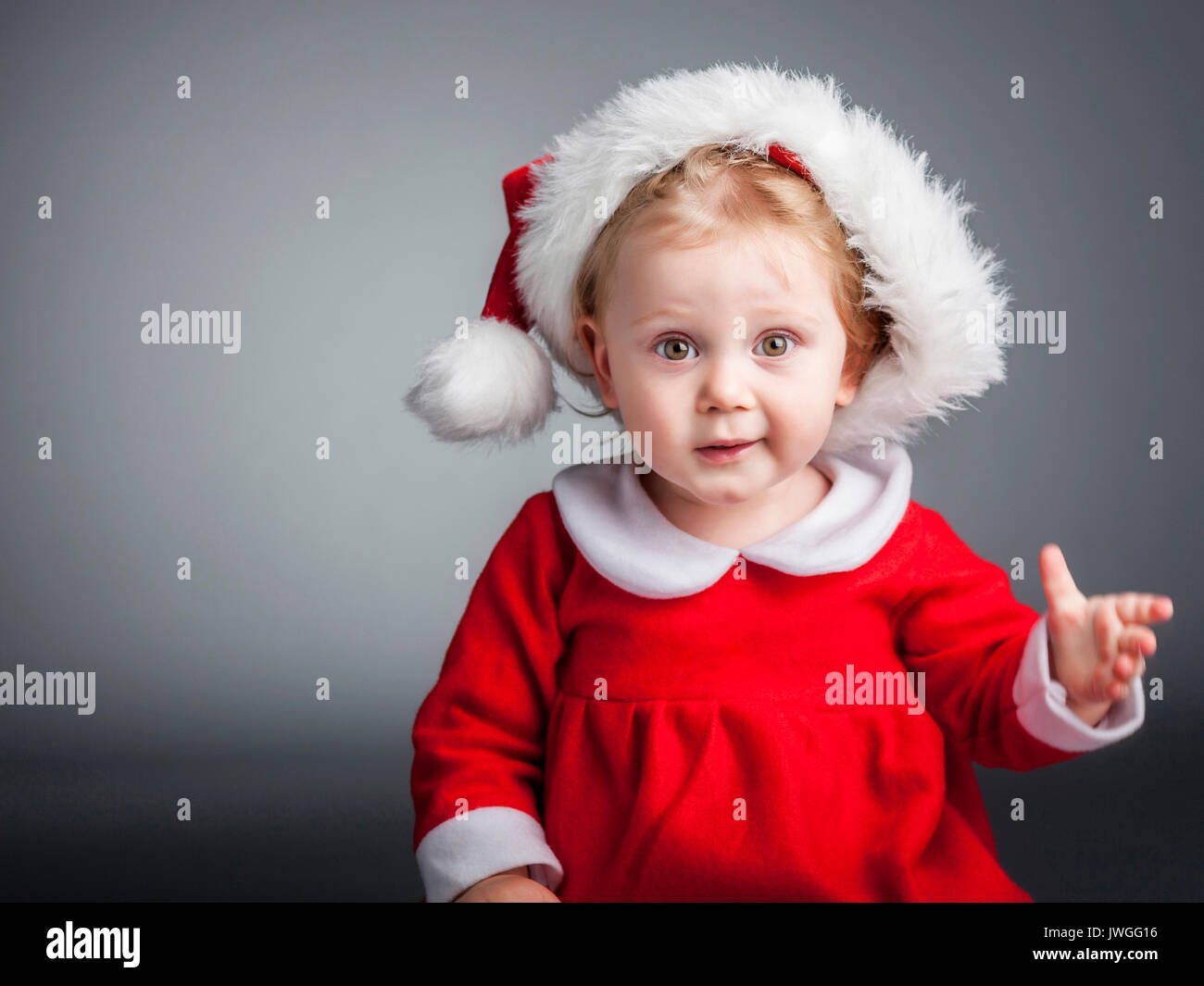 Portrait von Weiblich kaukasier Kind mit santa claus Kleidung Stockfoto