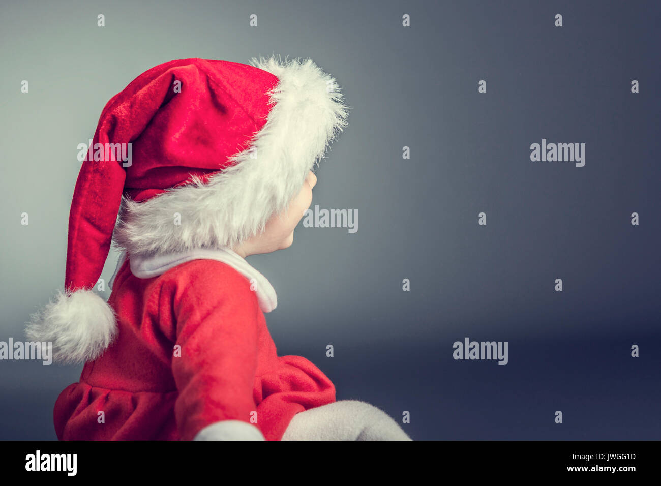Portrait von Weiblich kaukasier Kind mit santa claus Kleidung Stockfoto