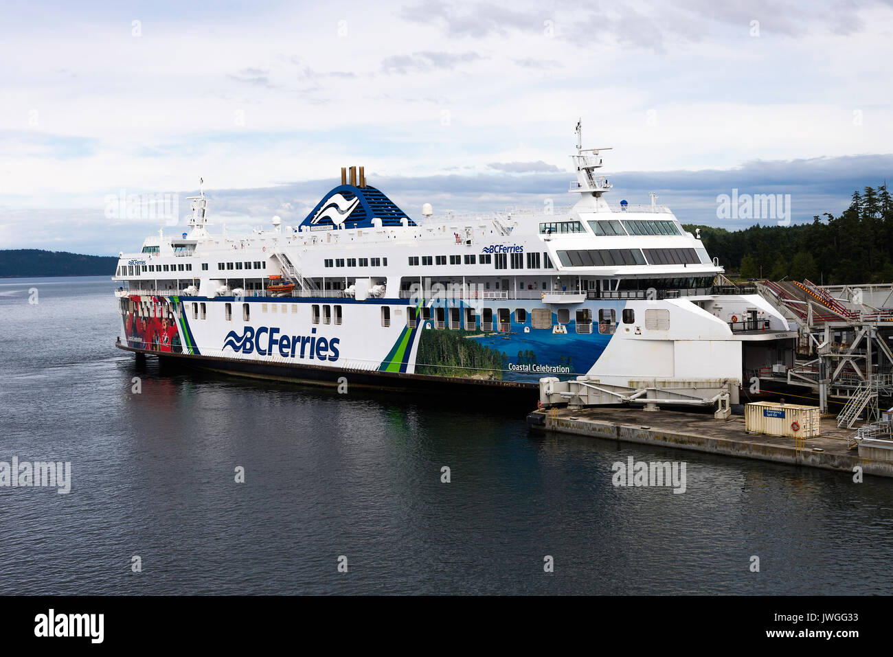 Die bunten BC Fähren Autofähre Küsten Feier liegt in Swartz Bay Terminal Warten auf Laden von Vancouver Island, British Columbia Kanada Stockfoto