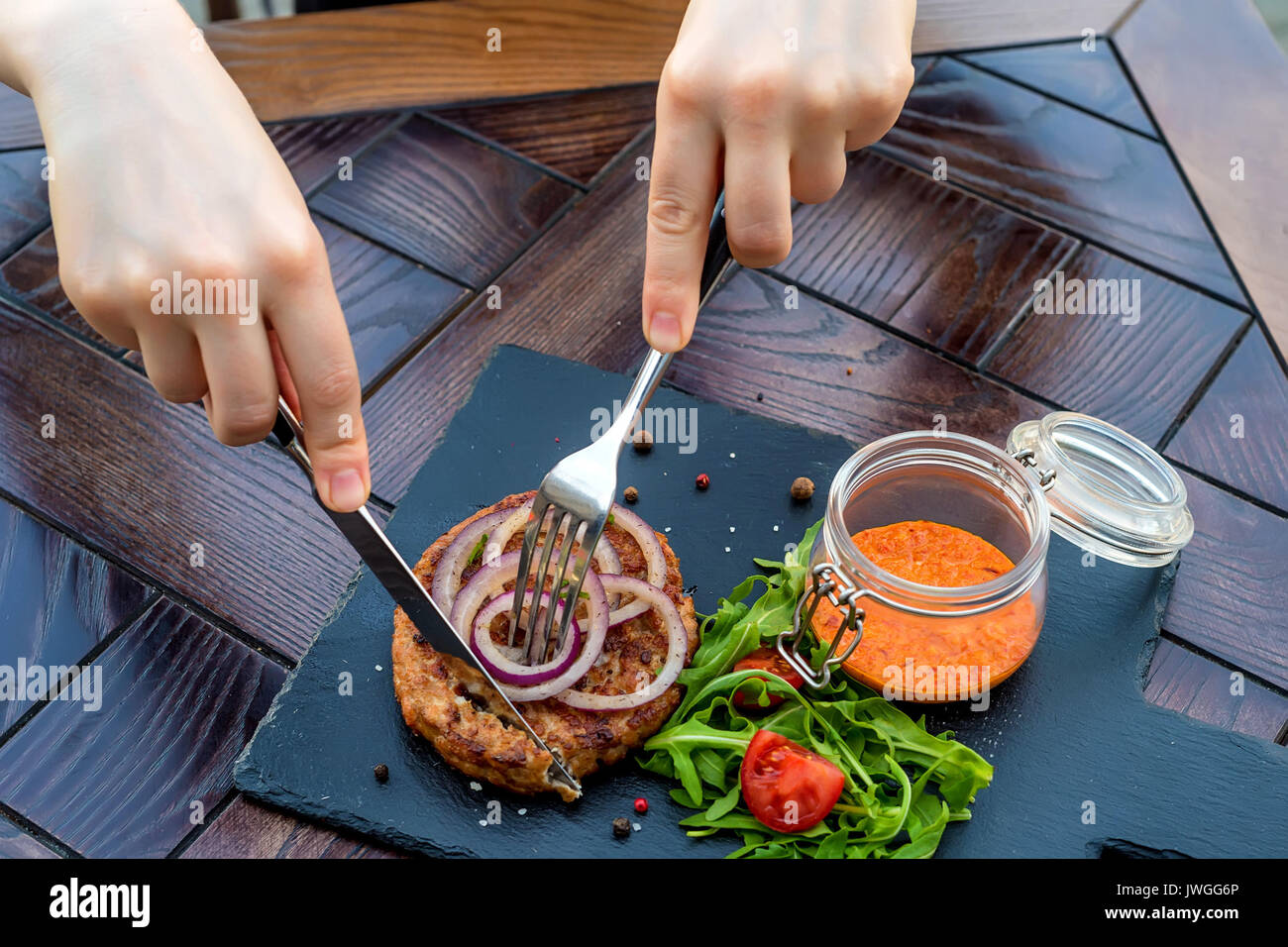Gegrilltes Steak vom gehacktes Rindfleisch mit Gemüse Stockfoto