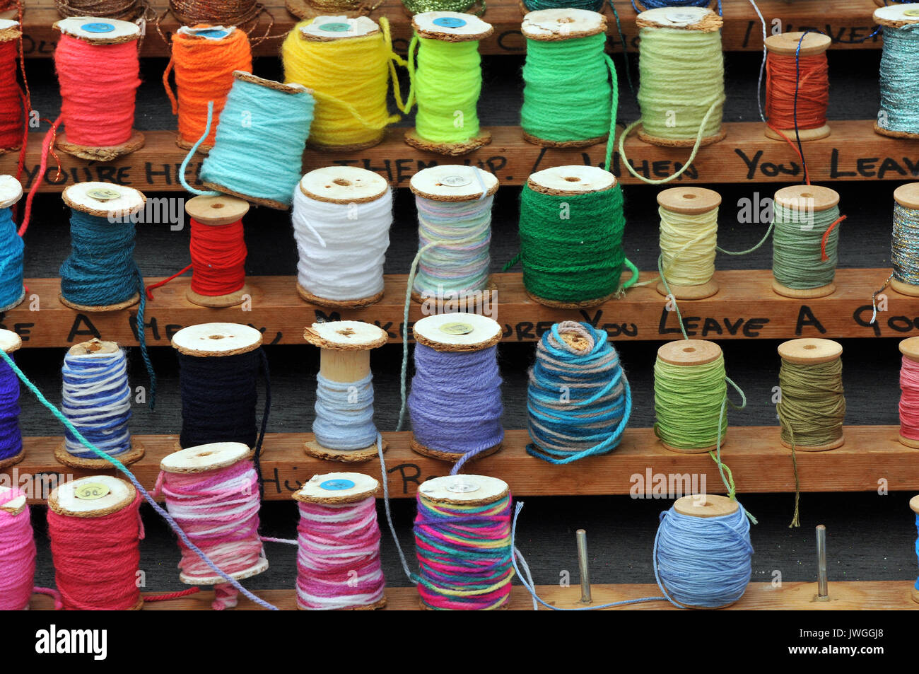 Mehrfarbige cottons und Threads auf Rollen und bereit für den Einsatz für die Haare flechten. Stockfoto