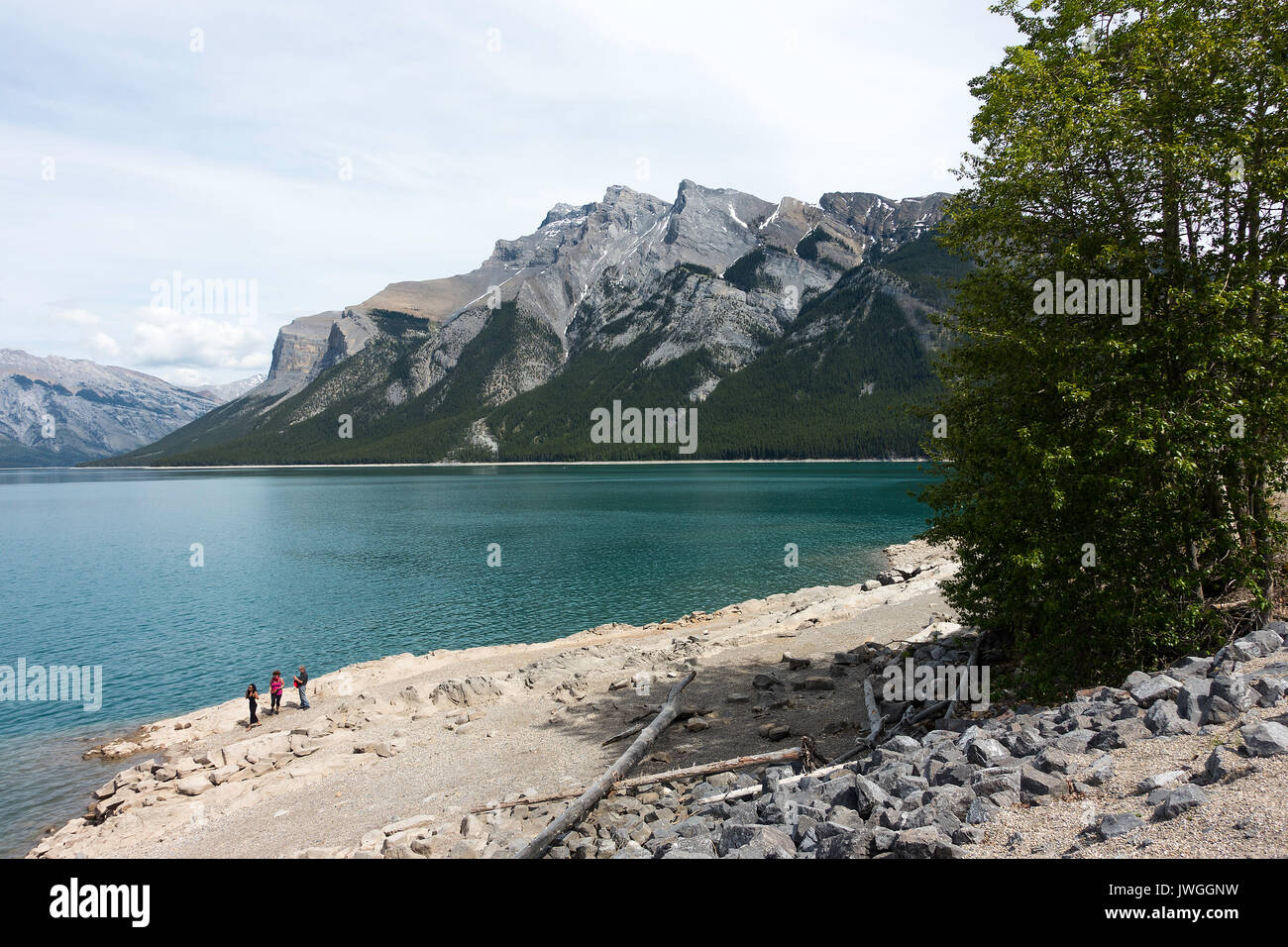 Die schöne Alpha Assault blaue Wasser des Lake Minnewanka im Banff Nationalpark Banff, Alberta, Kanada Stockfoto