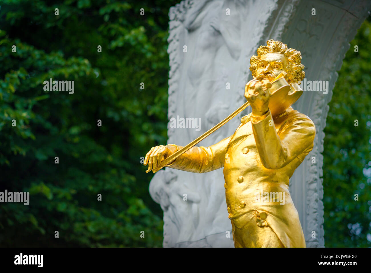 Strauss-Statue Wien, Ansicht der berühmten goldenen Statue des Komponisten  Johann Strauss im Stadtpark im Zentrum von Wien, Österreich Stockfotografie  - Alamy