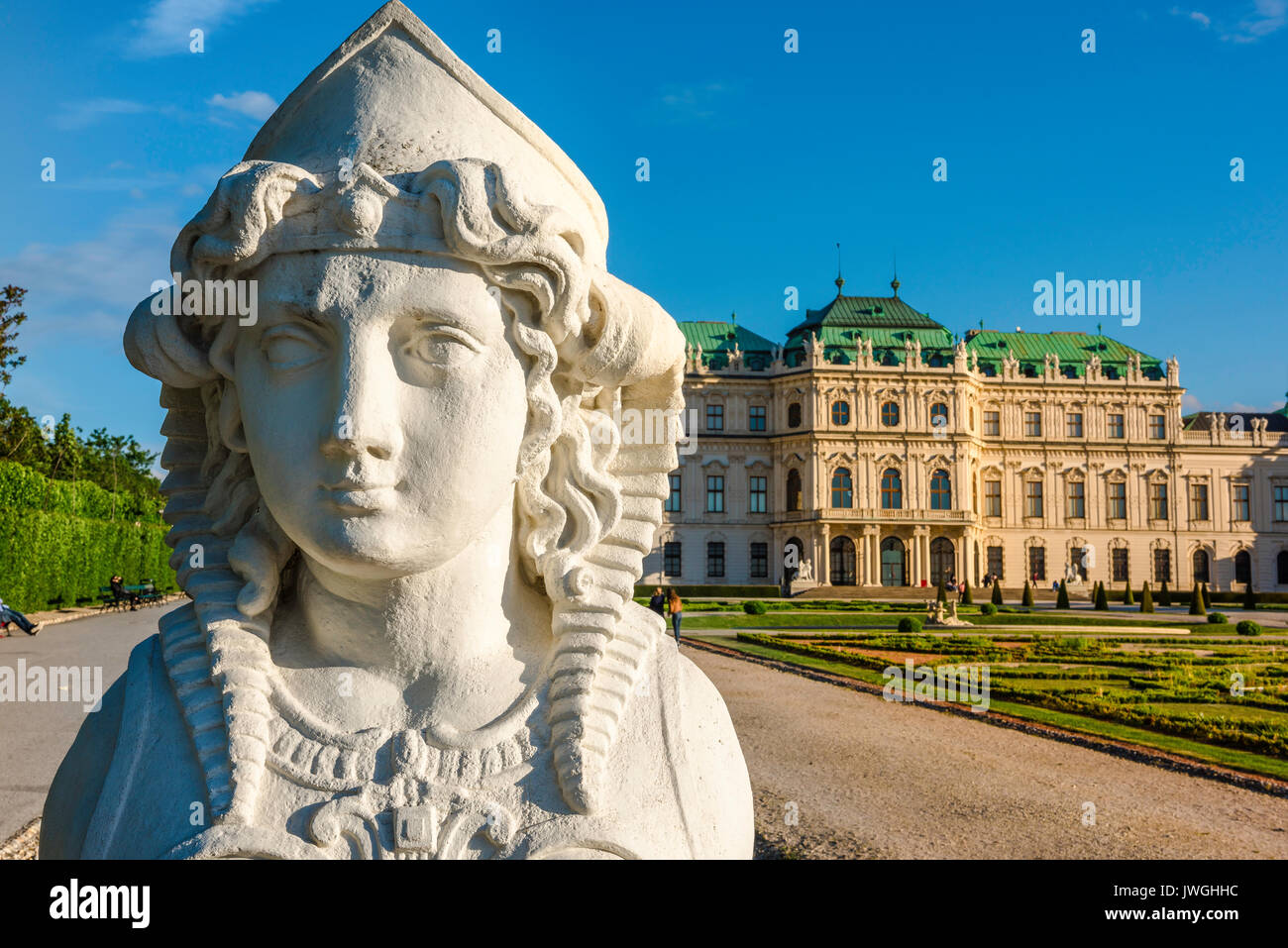 Schloss Belvedere Wien, Leiter der griechisch-römischen Stil sphinx Statue in der formalen Gärten von Schloss Belvedere in Wien, Österreich. Stockfoto
