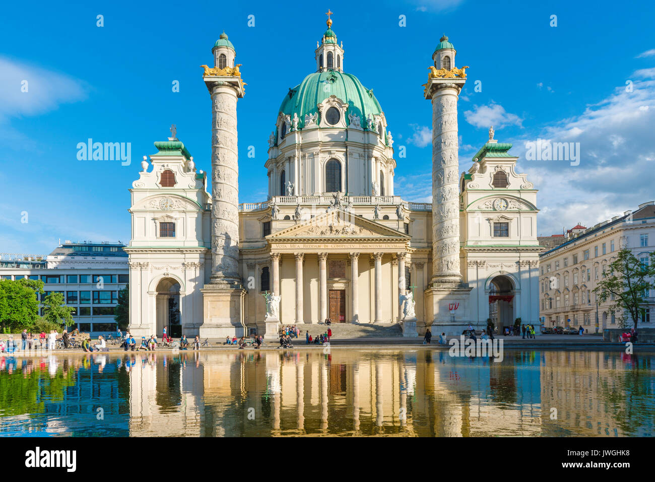 Wiener Karlskirche, Blick im Sommer auf die historische Karlskirche, Wiens bestes Beispiel barocker Kirchenarchitektur, Österreich Stockfoto