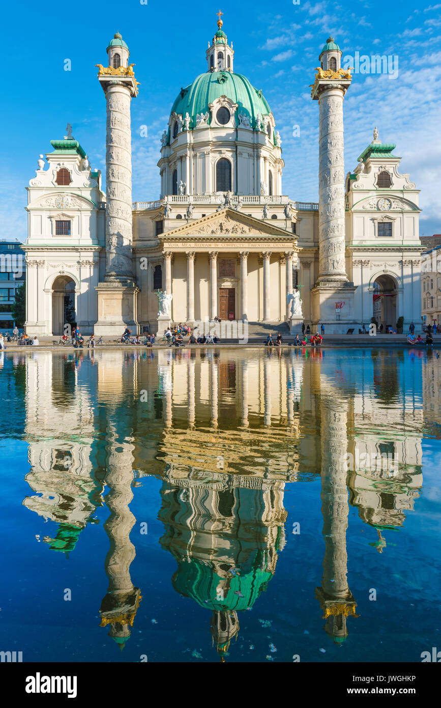 Karlskirche Wiener Kirche, Blick auf die historische Karlskirche am Karlsplatz, das schönste Beispiel barocker Kirchenarchitektur in Wien, Wien Stockfoto
