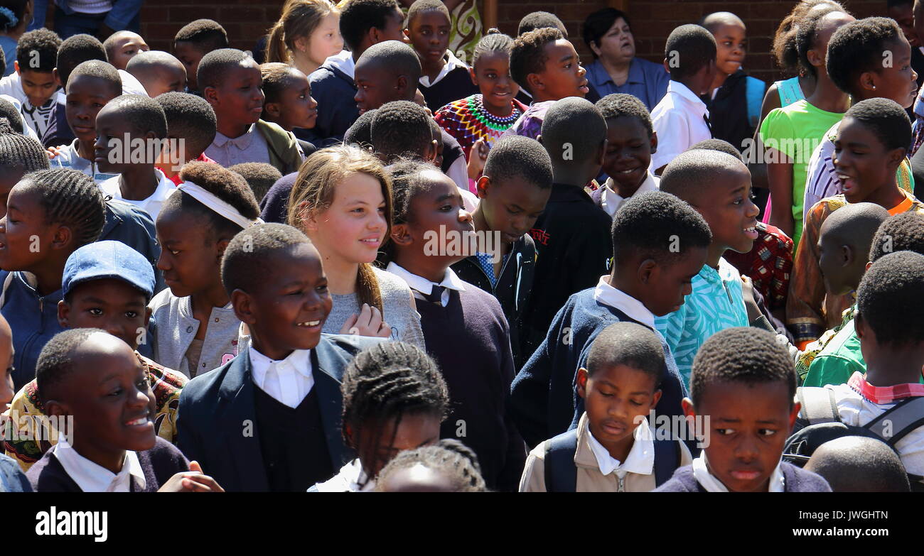 Johannesburg, Südafrika - Unbekannter multirassischen Lernende an einer Schule in der Stadt im Querformat. Stockfoto