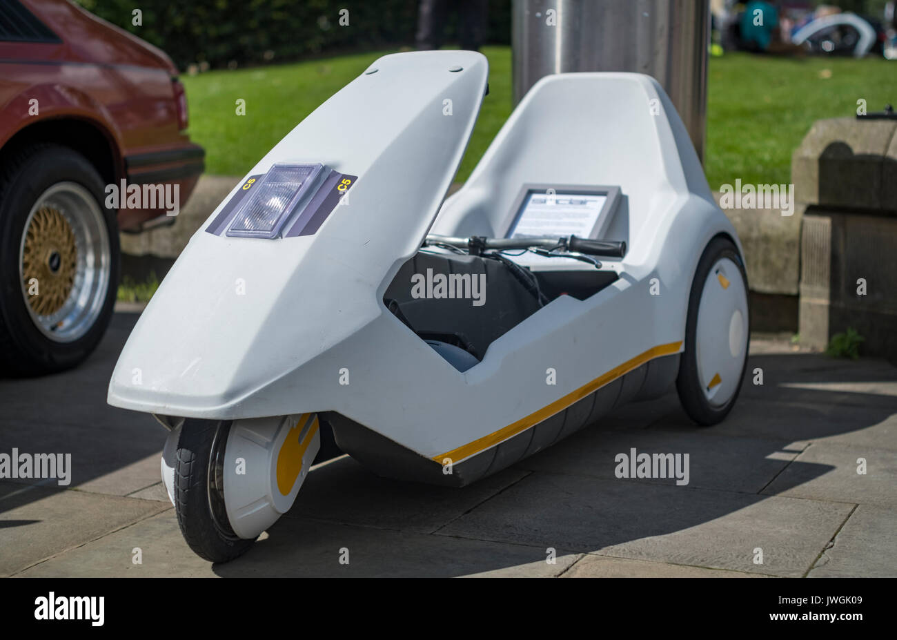 Das gepflegte Ikone der 80er, den Sinclair C5, die auf der jährlichen Classic Car Show in Bradford, August 2017 Stockfoto