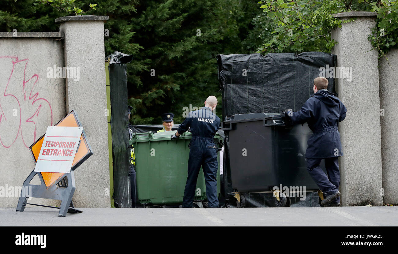 Fahrbare Behälter werden in der Szene als ausführliche Recherchen in Chapelizod, Dublin fortzufahren, für die Reste von Kildare mann Trevor Deely, ging fehlt nach einer Weihnachtsfeier vor 17 Jahren. Stockfoto