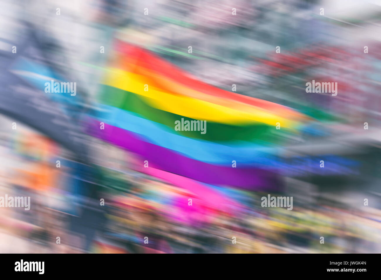 Abstrakte Bewegung unscharfes Bild eines schwulen Regenbogen Flagge während einer Pride Parade. Konzept der LGBT-Rechte. Stockfoto