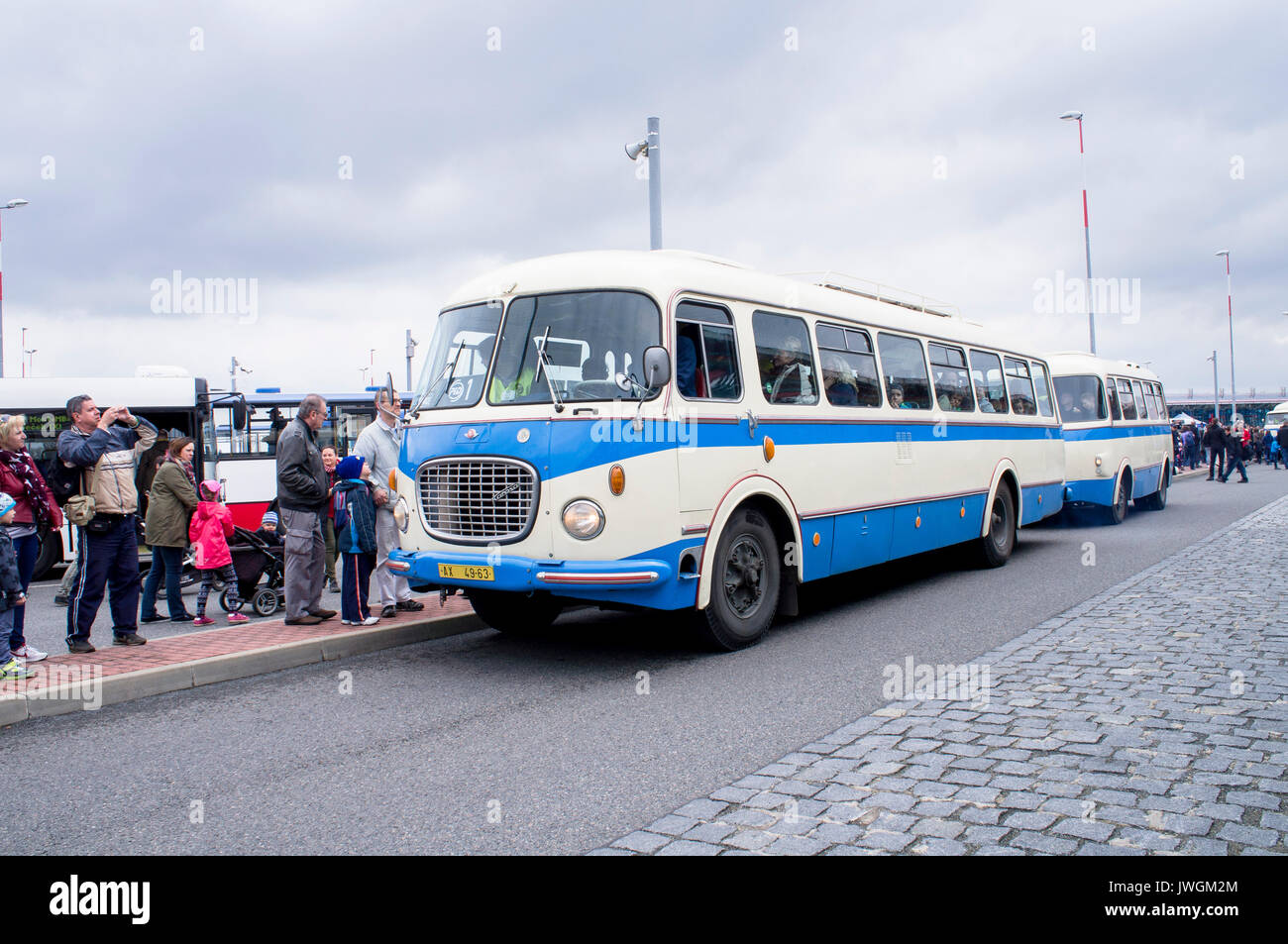 Skoda 706 RTO-KAR-Bus mit Anhänger, 25. Jahrestag der ROPID Stockfotografie  - Alamy